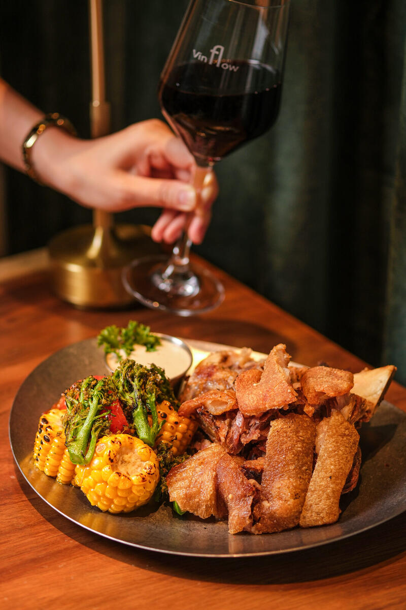 Guests sharing food and wine at VINFLOW